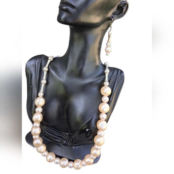 ELEGANT FAUX BAROQUE PEARL & SILVER ACCENT NECKLACE WITH MATCHING DROP EARRINGS - Picture 1 of 7